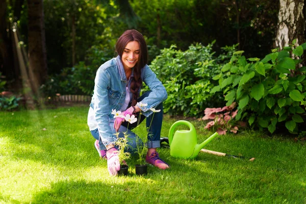 Longitud Completa Joven Sonriente Plantando Flores Jardín — Foto de Stock