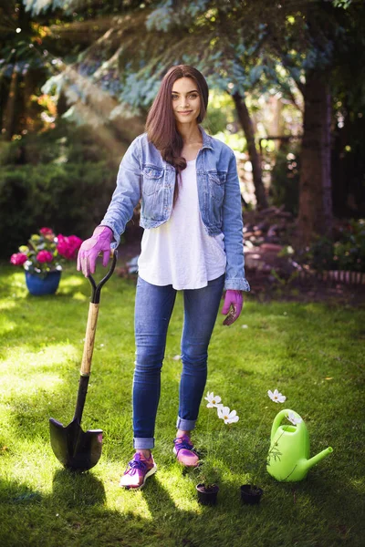 Plan Complet Jeune Femme Creusant Sol Printemps Avec Une Bêche — Photo