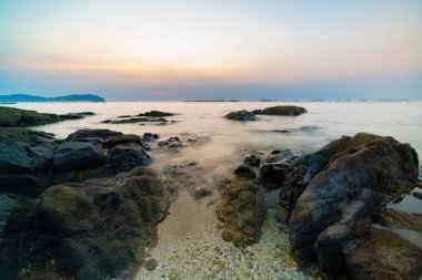 Uzun obtüratör hızı akşam deniz manzarası.