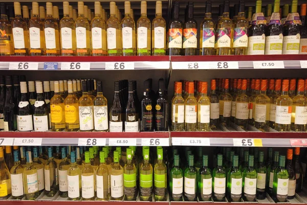 Σειρές Από Μπουκάλια Κρασί Που Εκτίθενται Προς Πώληση Σούπερ Μάρκετ — Φωτογραφία Αρχείου