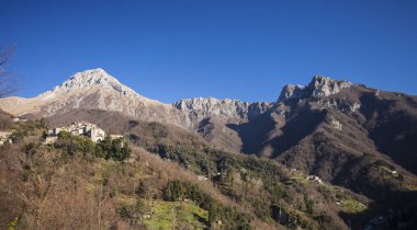 Apuan Alpleri 'ndeki Pruno Köyü, Versilia, Toskana