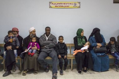 Khan yunis, Gazze Şeridi/Filistin-Şubat 22 2015: bir Italyan kalp cerrahisi ekibi ziyaretler ve kalp ile acilen çalışmak için çocukları seçer