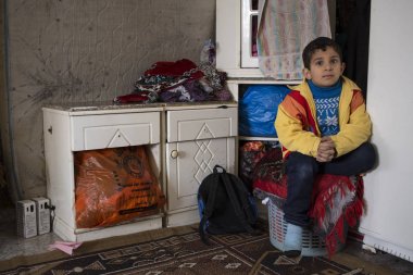 Gazze şehri, Gazze Şeridi/Filistin-Şubat 24 2015: evde kardeş ve kardeş bir roket çarptı, yapının zarar göstermek ve yaralanmalar sürekli