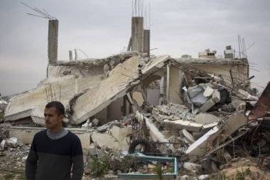 Abasan al-Kabira, Gazze Şeridi/Filistin-Şubat 24 2015: bazı sakinlerinin evlerinde bombalama ve demir kurtarmak tarafından tahrip çalışma