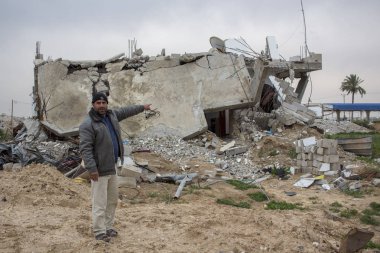 Abasan al-Kabira, Gazze Şeridi/Filistin-Şubat 24 2015: bazı sakinlerinin evlerinde bombalama ve demir kurtarmak tarafından tahrip çalışma
