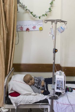 Deir Al balah, Gazze Şeridi/Filistin-Şubat 25 2015: Gazze 'nin el-RANTİSİ Hastanesi 'nde kanserli çocukları tedavi etmek için. Birçok çocuk bomba içerdiği kimyasal ajanlar nedeniyle hasta olsun
