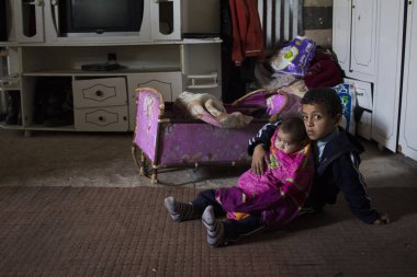 Beit Lahia, Gazze Şeridi/Filistin-Şubat 26 2015: deniz bombalama kurbanı olan dört kardeş, şiddetli nörolojik hasar yaşadı ve ayakta ve yürüyüş büyük zorluk var