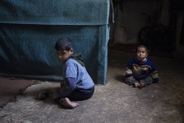 Beit Lahia, Gazze Şeridi/Filistin-Şubat 26 2015: deniz bombalama kurbanı olan dört kardeş, şiddetli nörolojik hasar yaşadı ve ayakta ve yürüyüş büyük zorluk var