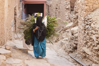 Tata, Souss-Massa/Morocco-Haziran 11 2013: Güney Fas 'ta küçük bir kasabada günlük yaşamın anları, buradan çölde başlar