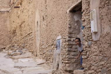 Tata, Souss-Massa/Morocco-Haziran 11 2013: Güney Fas 'ta küçük bir kasabada günlük yaşamın anları, buradan çölde başlar
