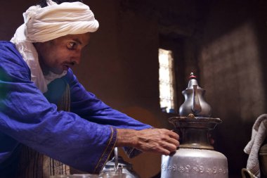 M 'Hamid El Ghizlane, DRA-Tafilalet/Fas-Haziran 12 2013: geleneksel Kasbah 'da çay töreni; Biz misafirler hoş bir çok yürekten ritüeli olduğunu