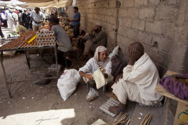 Zagora, DRA-Tafilalet/Fas,-Haziran 12 2013: Zagora Pazar Fas birkaç gerçekten otantik pazarları biridir. Burada para ek olarak herhangi bir öğe, Giysi, baharat veya gıda satın almak için takas kullanabilirsiniz.