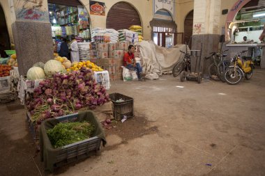 Zagora, DRA-Tafilalet/Fas,-Haziran 12 2013: Zagora Pazar Fas birkaç gerçekten otantik pazarları biridir. Burada para ek olarak herhangi bir öğe, Giysi, baharat veya gıda satın almak için takas kullanabilirsiniz.