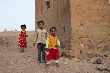 Tata, Souss-Massa/Morocco-Haziran 11 2013: Güney Fas 'ta küçük bir kasabada günlük yaşamın anları, buradan çölde başlar