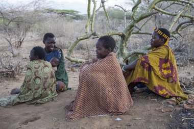 Eyasi Gölü, Arusha/Tanzanya-15 Oct 2014: Hadzabe kadınlar dinlenmek bir an, genellikle erkeklerden ayrı durmak