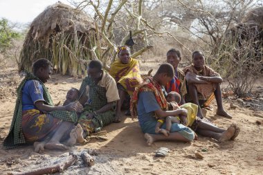 Eyasi Gölü, Arusha/Tanzanya-15 Oct 2014: Hadzabe kadınlar dinlenmek bir an, genellikle erkeklerden ayrı durmak