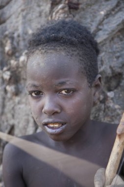 Eyasi Gölü, Arusha/Tanzanya-15 Oct 2014: genç insanlar ve yetişkinler kendi kendine yapılmış enstrümanlar ile müzik oynamayı zevk