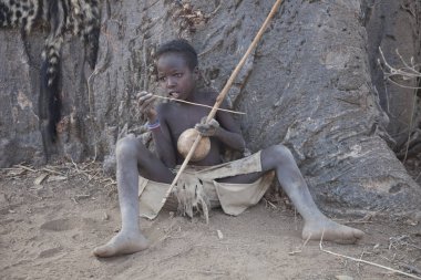 Eyasi Gölü, Arusha/Tanzanya-15 Oct 2014: genç insanlar ve yetişkinler kendi kendine yapılmış enstrümanlar ile müzik oynamayı zevk
