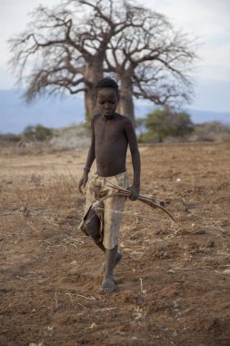 Eyasi Gölü, Arusha/Tanzanya-15 Oct 2014: genç insanlar da fare ve kemirgenler onların yeraltı dens gizli seyir tarafından avcılık sanatı öğrenmeye başlar