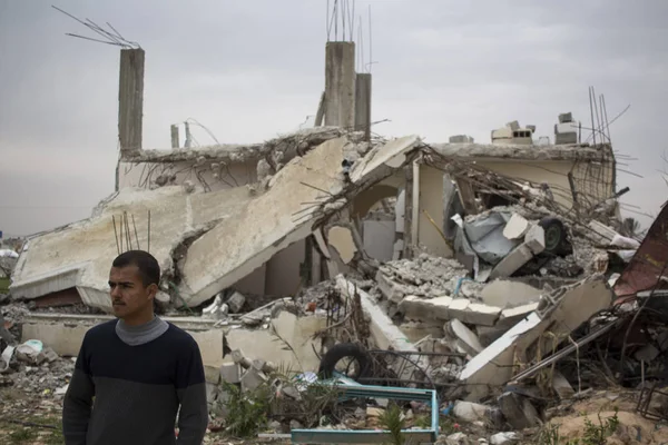 아바산 카비라 팔레스타인 2015 주민들은 폭격에 자신의 집에서 일하고 — 스톡 사진