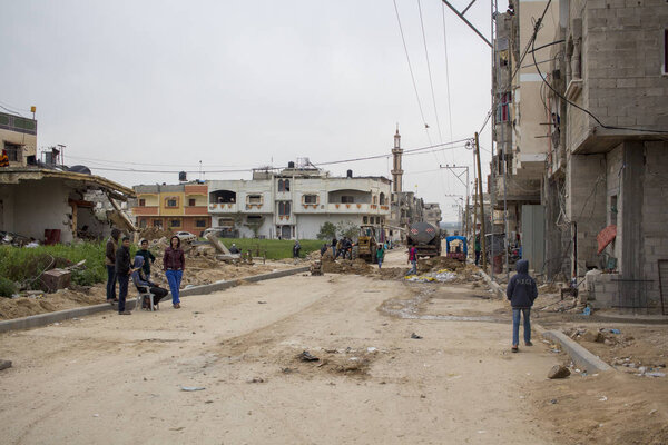 Хуза, сектор Газа / Палестина - 24 февраля 2015 г.: улицы теперь непроходимы, потому что они были разрушены бомбардировками
