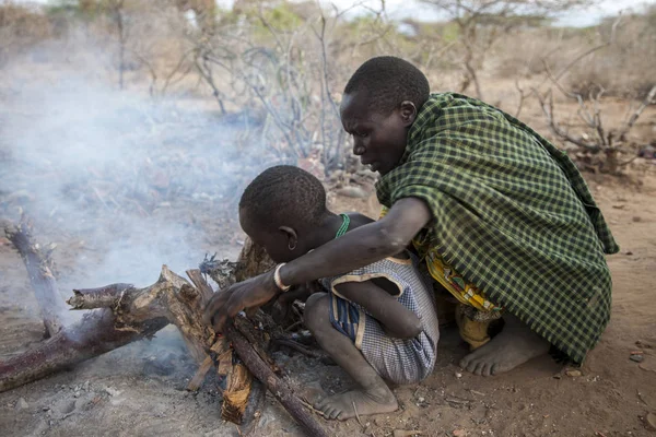 埃亚西湖 阿鲁沙 坦桑尼亚 2014年10月15日 一位母亲哈扎贝教她的儿子管理火灾 — 图库照片