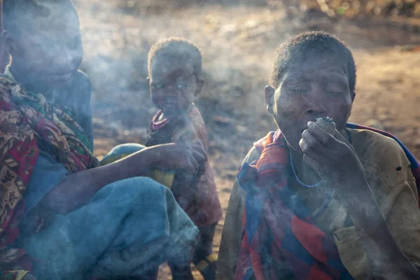 埃亚西湖 阿鲁沙 坦桑尼亚 2014年10月15日 部落成员 男人和女人 在自由时间用木烟在木管中吸烟 — 图库照片