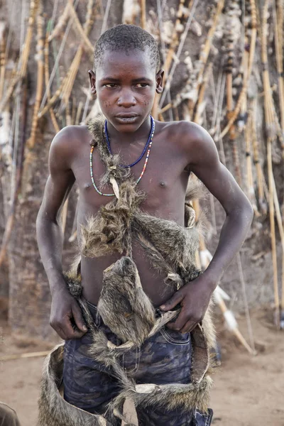 Lago Eyasi Arusha Tanzânia Outubro 2014 Jovem Hadzabe Usa Peles — Fotografia de Stock