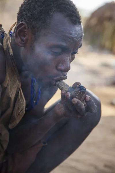 埃亚西湖 阿鲁沙 坦桑尼亚 2014年10月15日 部落成员 男人和女人 在自由时间用木烟在木管中吸烟 — 图库照片