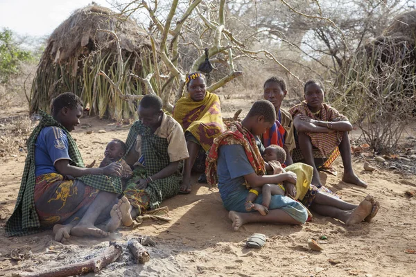 埃亚西湖 阿鲁沙 坦桑尼亚 2014年10月15日 哈扎贝妇女在休息的时刻 通常与男性分开 — 图库照片