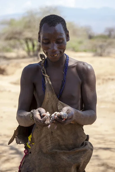 Jezero Eyasi Arusha Tanzanie Zzú 2014 Hadzabe Odstraňuje Peří Čerstvě — Stock fotografie