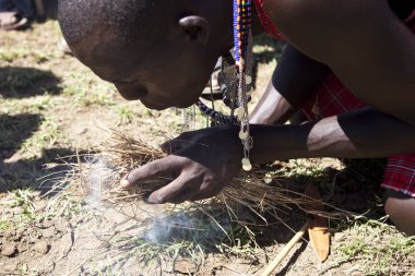 Bir Masai adam Talek, Kenya yangın yanar