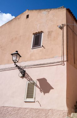 La Maddalena, İtalya / Sardunya - 7 Eylül 2019: La Maddalena şehrinin görünümü