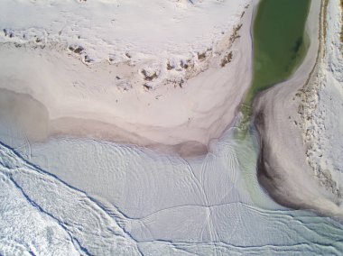 Rosignano Solvay (Li) inquinamento: le bianche spiagge di Rosignano, Toscana 'da. La fabbrica Solvay che uretiyor bicarbonato scarica i residui di lavorazione sulla spiaggia.
