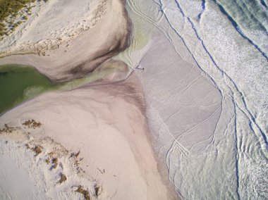Rosignano Solvay (Li) inquinamento: le bianche spiagge di Rosignano, Toscana 'da. La fabbrica Solvay che uretiyor bicarbonato scarica i residui di lavorazione sulla spiaggia.