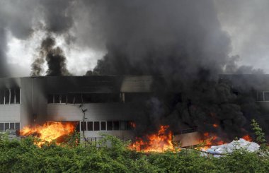 Bir endüstriyel binada büyük bir yangın.