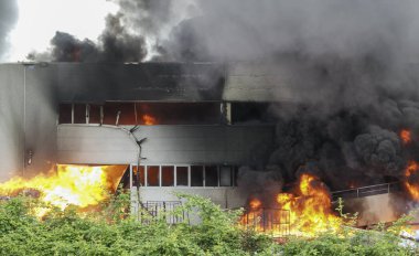 Bir endüstriyel binada büyük bir yangın.
