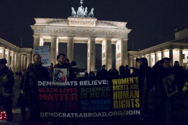 Protesto kontro Trump e Putin, davanti alla Porta di Brandeburgo a Berlino 