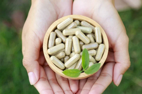 Herbal Medicina Cápsulas Mão Com Tigela Conceito Alimentação Saudável — Fotografia de Stock