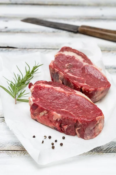Steak Aux Côtes Levées Sec Cru Sur Papier Fond Bois — Photo