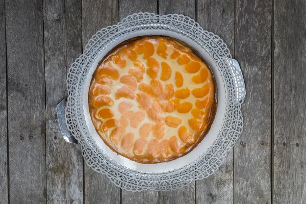 灰木背景的橘子奶油蛋糕 — 图库照片