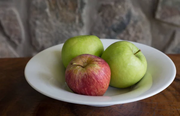 Trois Pommes Sur Une Table Dans Bol — Photo