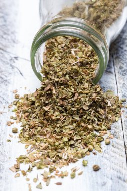 Ahşap üzerine bir şişe kekik.