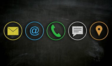 Yazı tahtası üzerinde renkli boyalı iletişim seçenekleri.