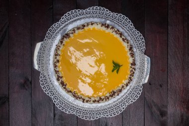 Maun ahşap zemin üzerine yumurta likörü kek.