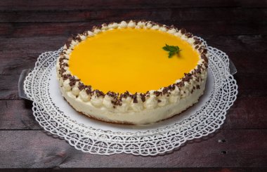 Maun ahşap zemin üzerine yumurta likörü kek.