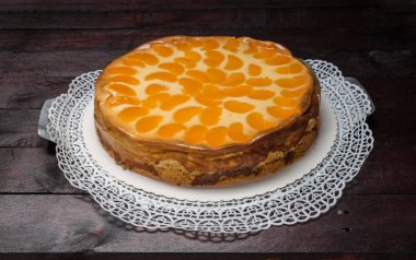 Maun ahşap zemin üzerine mandalina ile kremalı pasta.