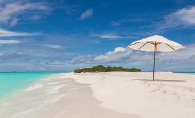 Sahilde Atoll ada Maldivler plaj şemsiyesi.