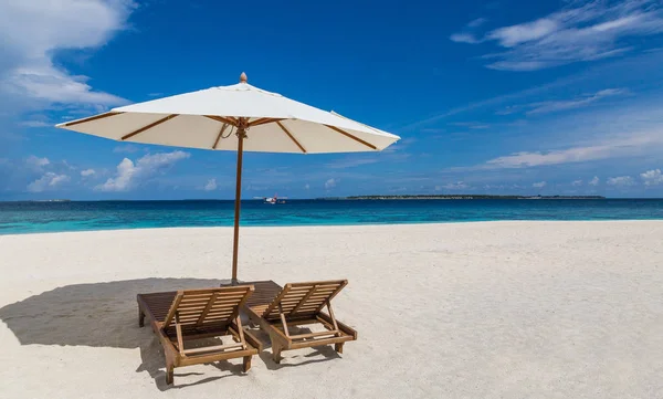 Парасолька Шезлонги Пляжі Атол Island Мальдіви — стокове фото
