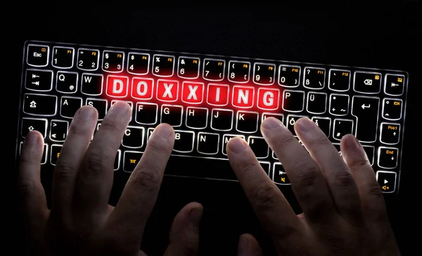 Doxxing klavye Hacker tarafından işletilmektedir.